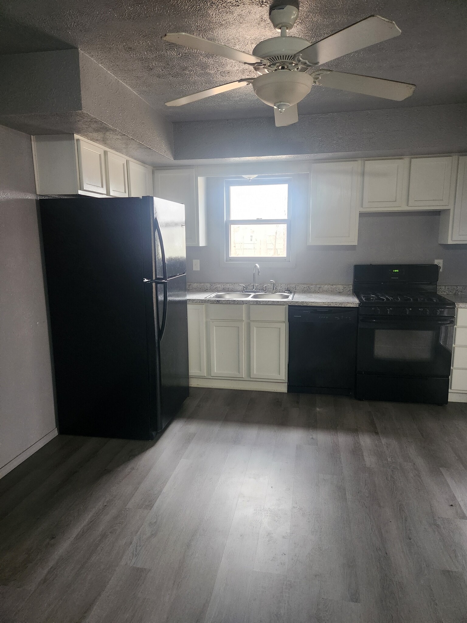 Building Photo - 25632 Thelmadale Dr