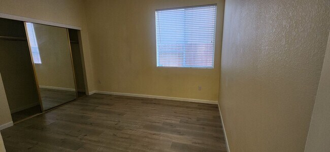 Building Photo - Large single story 4bd/3bath home in Elk Grove!!!