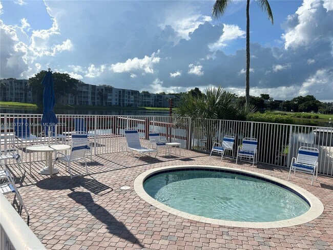 Building Photo - 9410 Live Oak Pl
