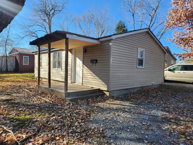 Building Photo - 629 Maple St