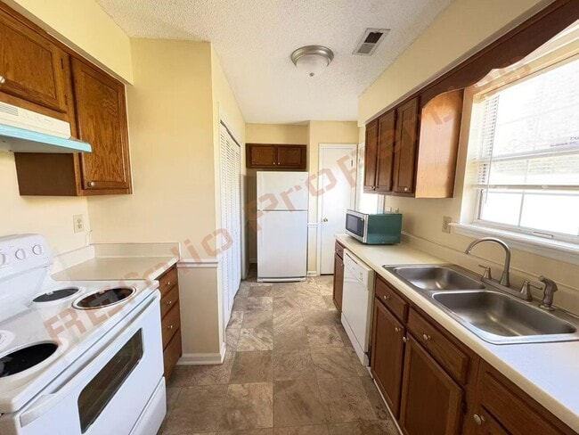 Building Photo - 703 Larchwood Dr