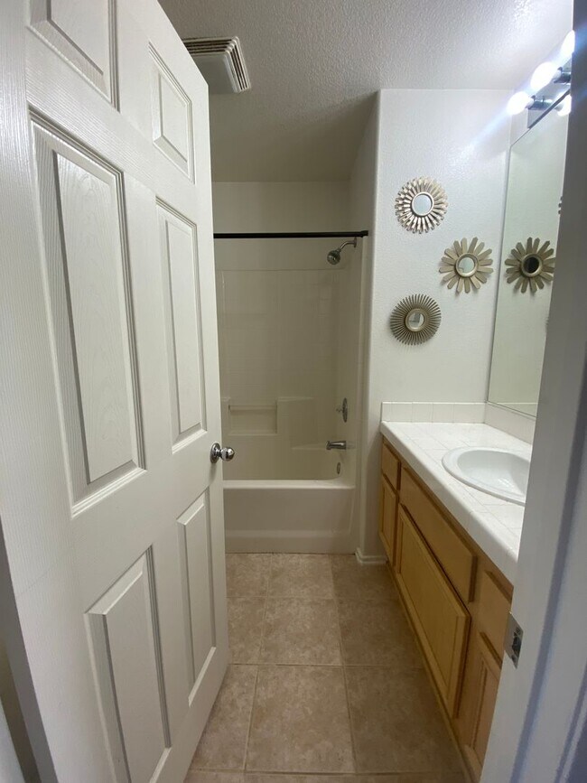 Building Photo - Anaheim HIlls 3 Bedroom