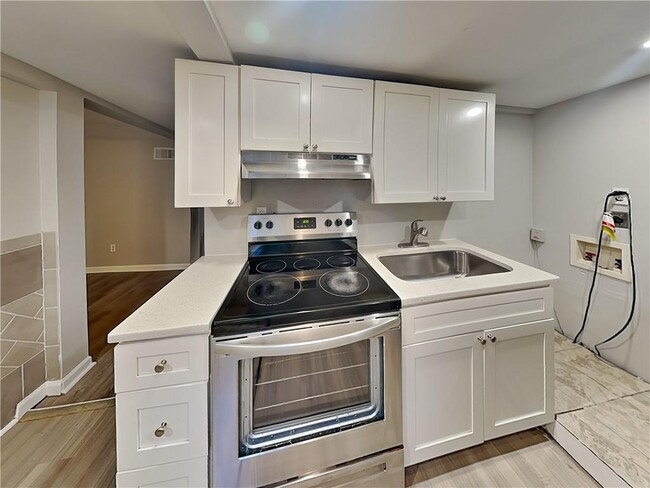 Building Photo - 2875 3rd Ave SW