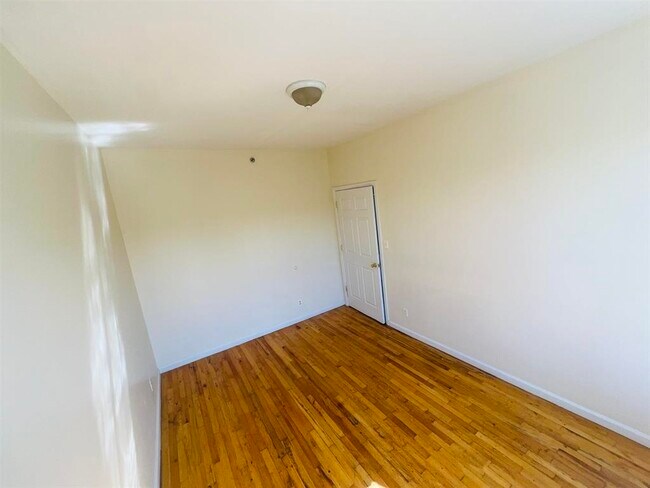 Building Photo - 250 S Orange Ave