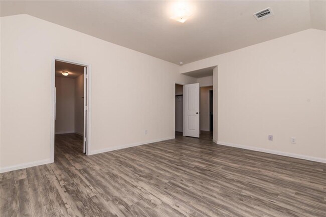 Building Photo - 3302 Lake Como Ct