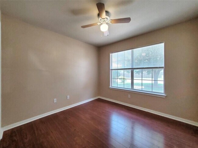 Building Photo - 491 Goldenrod St