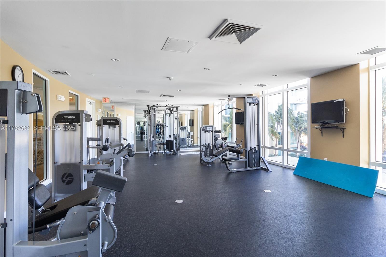 Building Photo - 1745 E Hallandale Beach Blvd