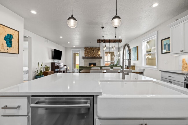 Building Photo - 3340 W Lassen Dr