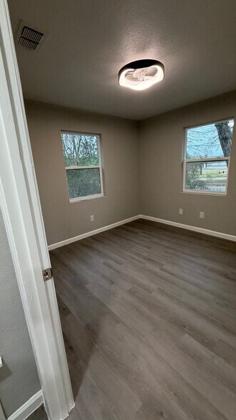 Building Photo - 611 Sand Ave