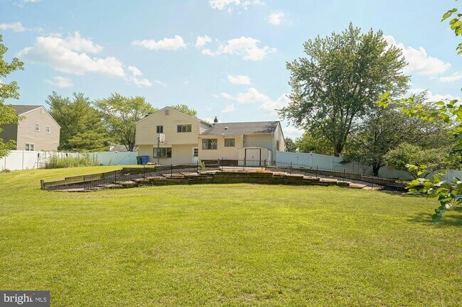 Building Photo - 701 Crestbrook Ave