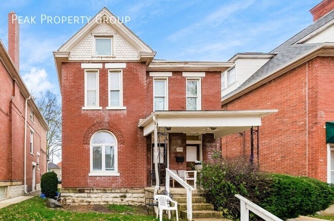 Primary Photo - 196 W 8th Ave