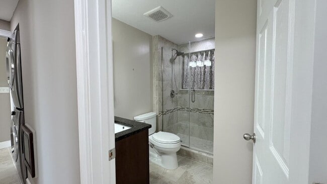 Building Photo - 404 S Beach St