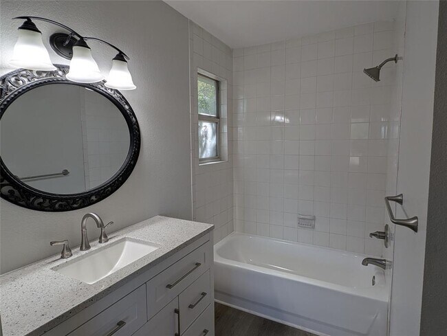 Building Photo - 2200 Magnolia Dr