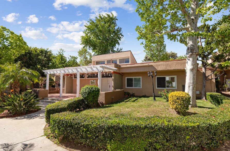 Building Photo - 10331 Lindley Ave