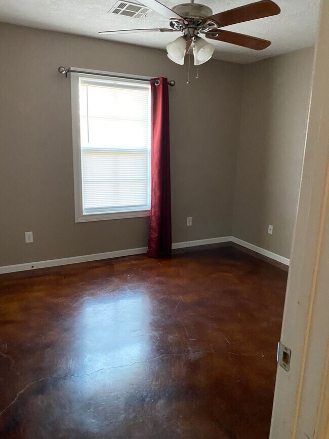 Building Photo - 2 Bedroom 1 Bath home for lease