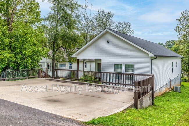 Building Photo - 619 Midlake Dr NE