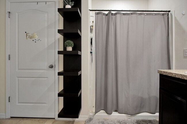 Building Photo - Discover this lovely 4-bedroom, 2-bath home in the sought-after Squires Grove community