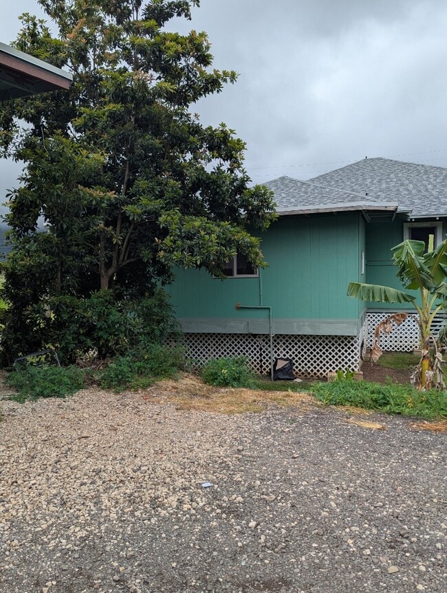 Building Photo - 2 Bed 1 Bath Apartment with one parking.  Tenant pay all utilities.