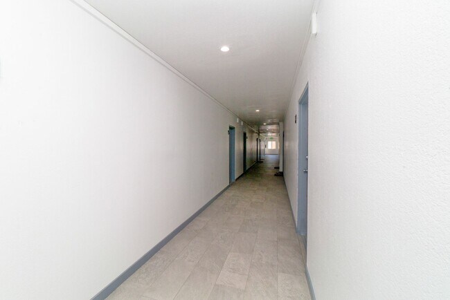 Building Photo - Beautiful Studio in Wilmington HALF OFF FI...