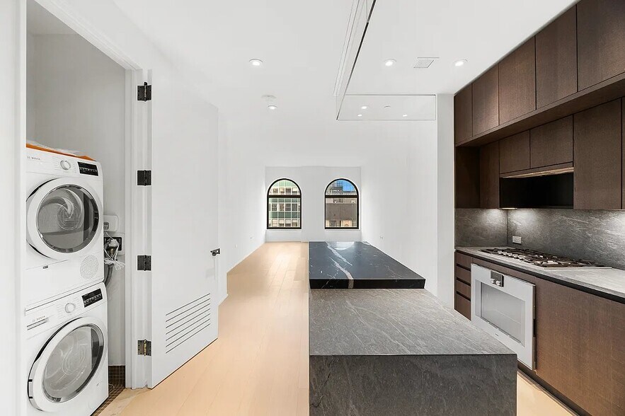 Building Photo - 130 William St