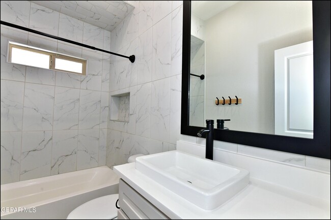 Building Photo - 13868 Paseo Perlas Dr