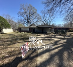 Building Photo - 3 Bedroom in Parkway Village - Oakhaven!
