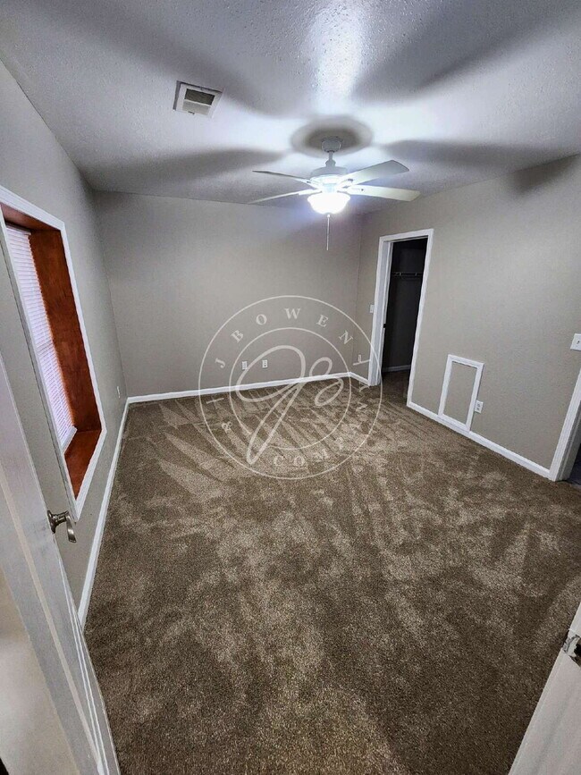 Building Photo - 1026 N Huron St