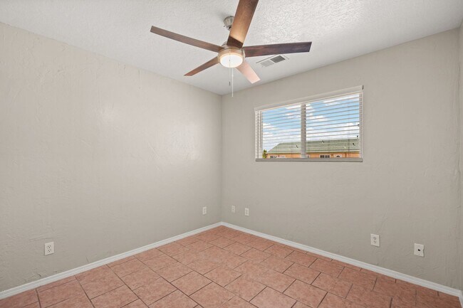 Building Photo - 530 Arizona St