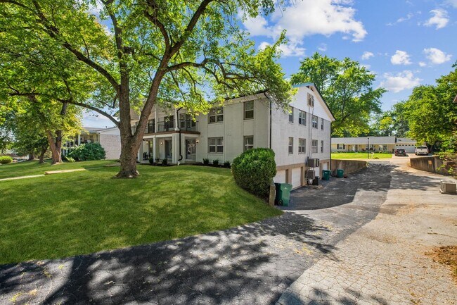 Building Photo - 621 Broadmoor Dr