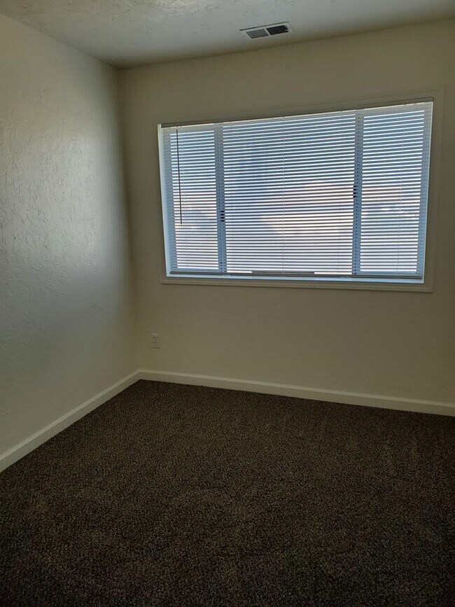 Building Photo - 1/2 OFF OCTOBER RENT - House Close to Town