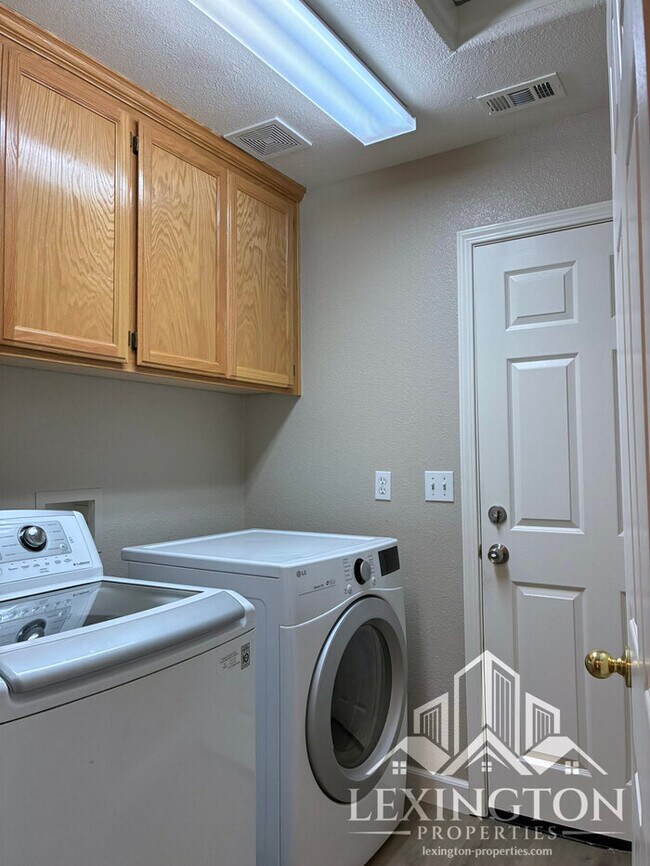 Building Photo - Updated 3 Bedroom, 2 Bathroom, Single-Story Home in Antelope!