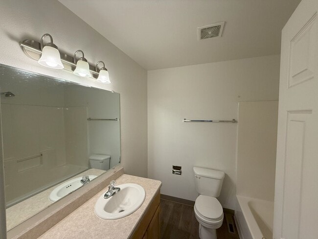 Building Photo - WARM 2 BEDROOM TOWNHOME LOCATED IN SW REDMOND!