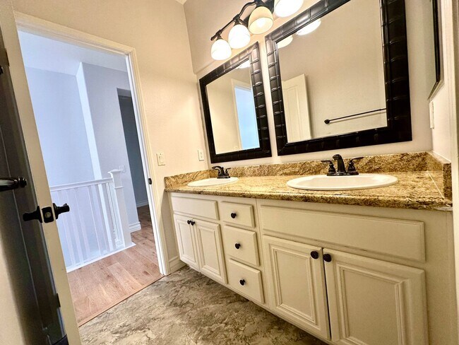Building Photo - 4 bedroom beautiful Irvine home in gated N...