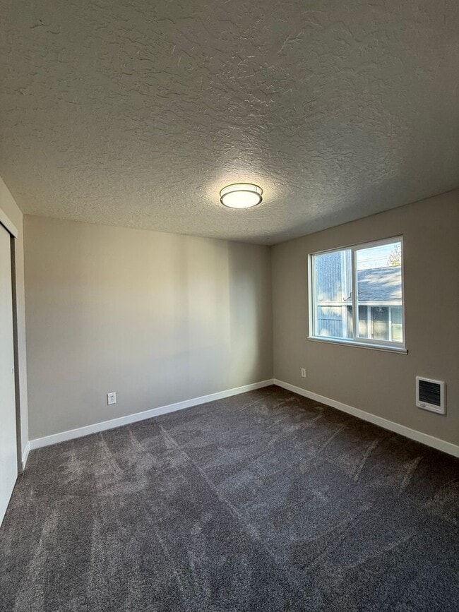 Building Photo - NOW SHOWING - RENOVATED Townhome Style Apartment In Raleigh Hills - See Listing for DETAILS and S...