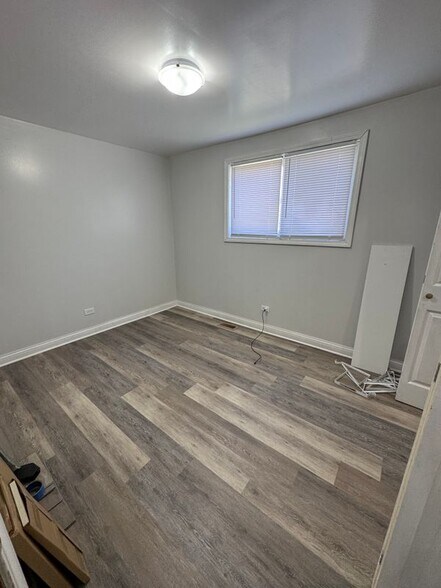 Building Photo - 6733 S Racine Ave