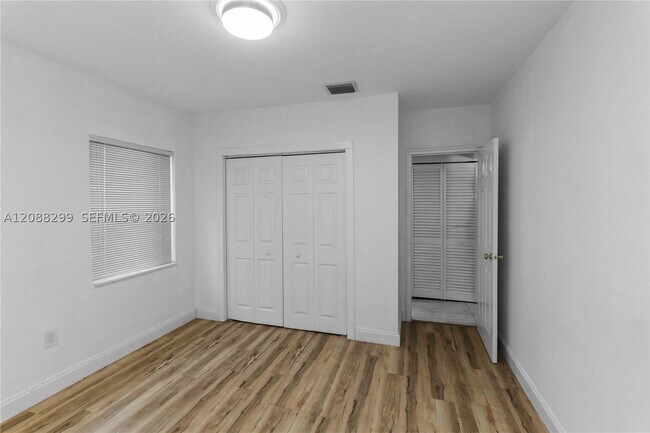 Building Photo - 2530 SW 27th St