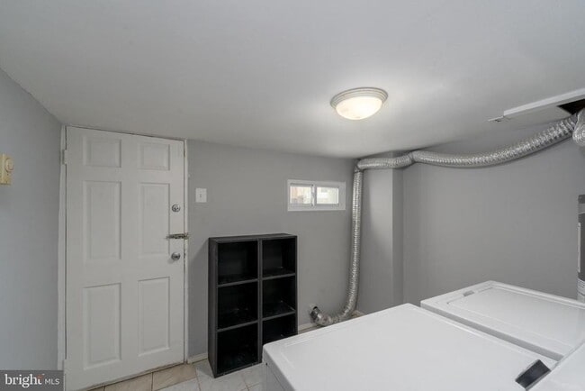 Building Photo - 519 S Port St