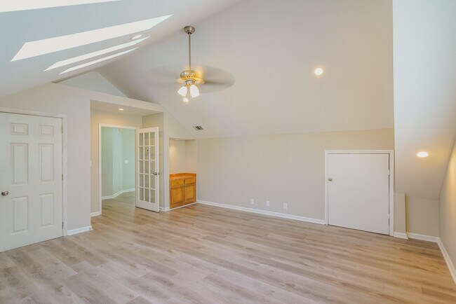 Building Photo - 114 Northlake Dr