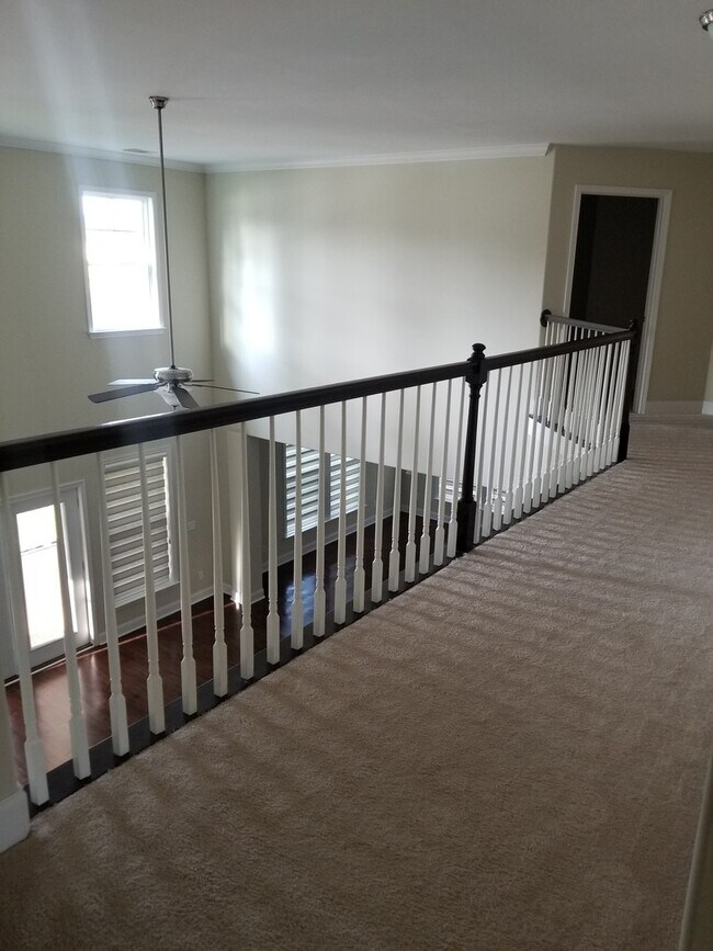 Building Photo - Spacious 6 bedroom, 4 bathroom home!