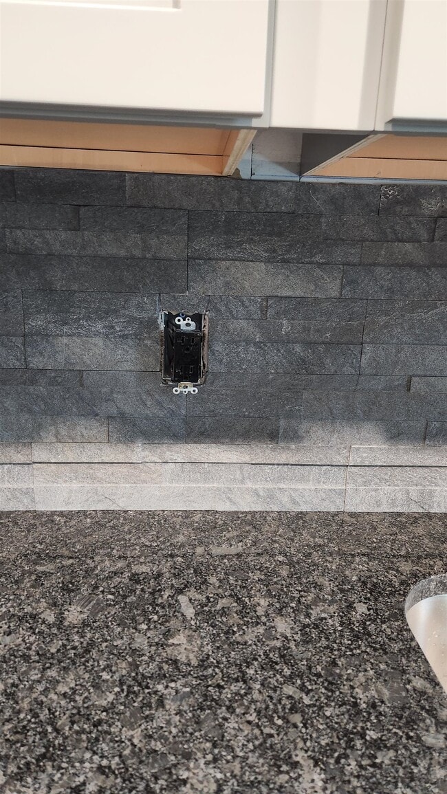 Building Photo - 19 Metacomet Lake Dr