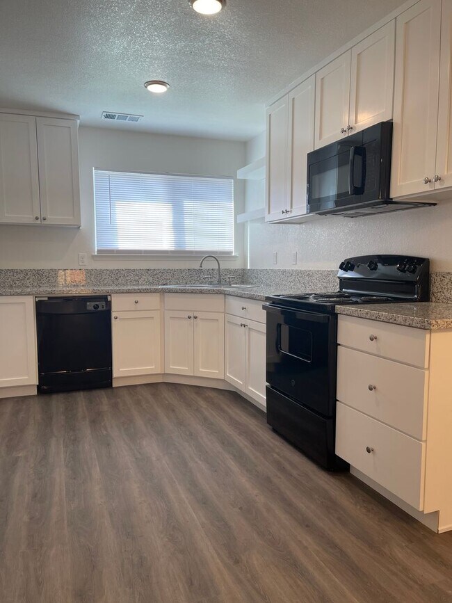 Building Photo - Townhouse in a gated community near Creeks...