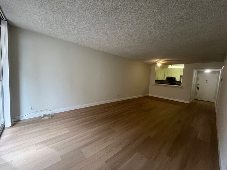 Building Photo - 300 S Gramercy Pl