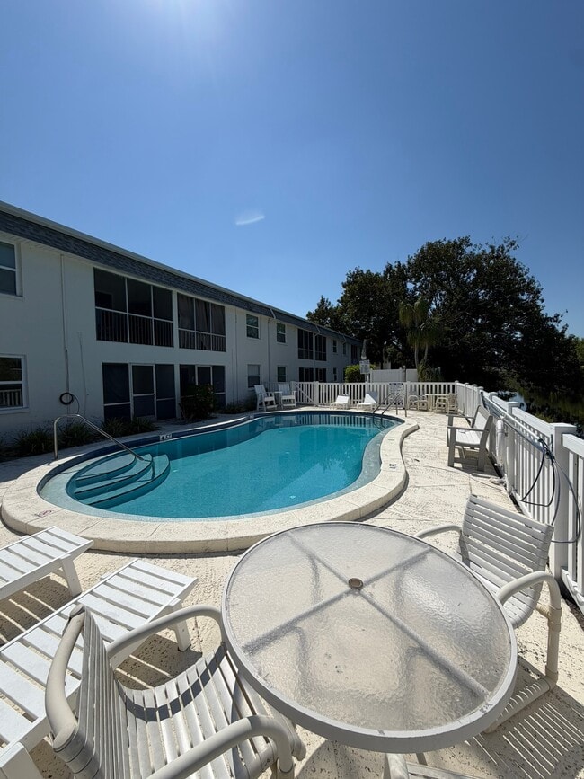 Building Photo - 3322 Camelot Dr