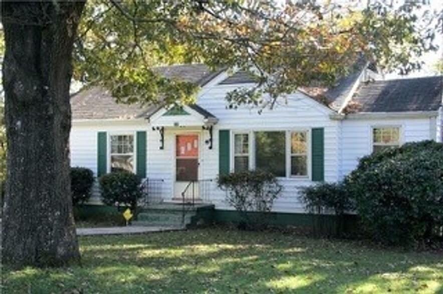 Building Photo - 244 Hilltop Dr SW