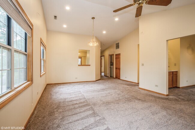 Building Photo - 583 W Parkside Dr