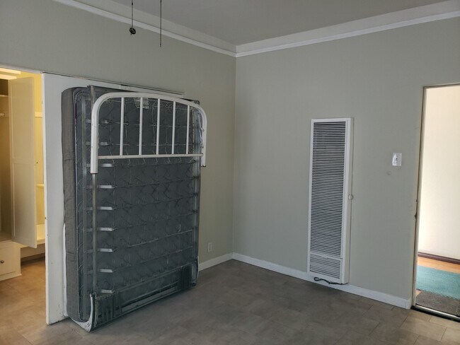 Building Photo - 723 E 3rd St