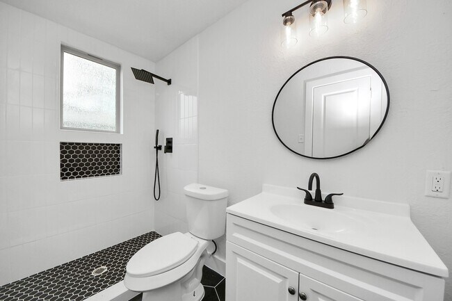 Building Photo - 501 Schilling Ave