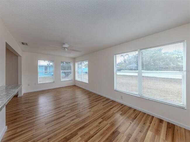 Building Photo - 1215 Mango Ave