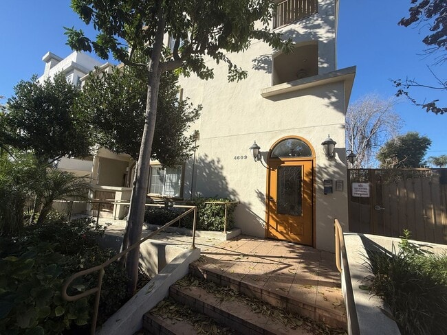 Building Photo - 2 Bedroom Condo for Rent in Sherman Oaks!