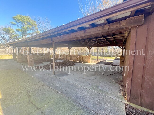 Building Photo - 1204 Williamsburg Dr